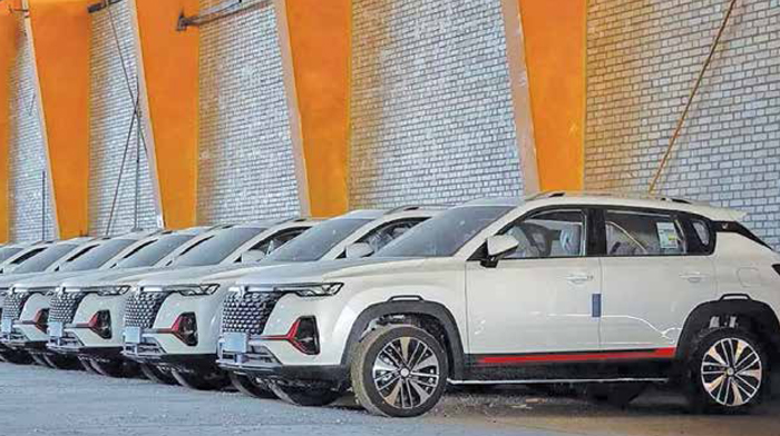 مسیر خودروهای وارداتی تا پایان سال چه روندی را طی خواهد کرد؟ /میدان‌داری واسطه‌ها در بازار خودرو